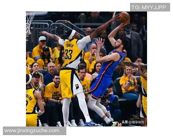 亚历山大突破防线在篮下强势一击三人包夹下成功抛投得分 亚历山大突破防线在篮下强势一击三人包夹下成功抛投得分