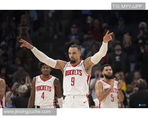 格林精准助攻助力狄龙侧翼三分球稳稳入网展现团队默契