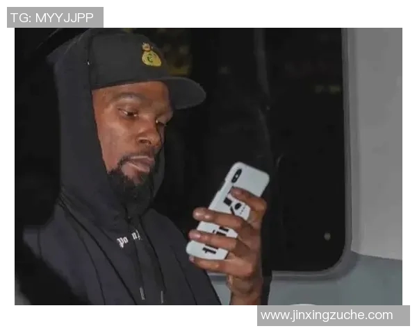 万千宠爱！火箭官方晒赛前杜兰特与球迷互动的视频